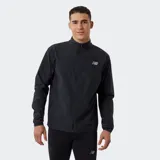 Campera deportiva New Balance Accelerate para hombre, color negro, con cierre frontal, cuello elevado y logo reflectante en el pecho.