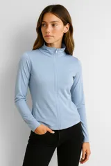 Campera celeste con cierre frontal, cuello alto y mangas largas.