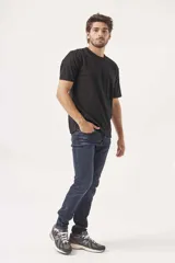 Pantalón jean azul oscuro de corte recto.