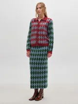 Cardigan de algodón con estampado de rombos en tonos marrón, beige y azul. Tiene cuello camisero, cierre frontal con botones azules y calce suelto.