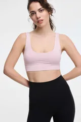 Top deportivo color rosa, con breteles anchos y copas removibles.