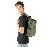 Mochila color verde militar confeccionada en símil cuero suave al tacto con acabado aterciopelado. Cuenta con acceso principal mediante cierre con deslizadores, interior amplio con dos compartimientos (uno acolchonado para notebook), bolsillo interno con cierre, dos bolsillos externos con cierre y dos bolsillos laterales sin cierre.