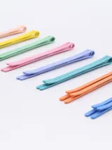 Set de 16 horquillas de pelo de metal en colores pastel: durazno, amarillo, verde, rosa, lila, celeste, naranja y azul.