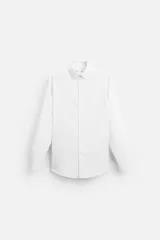 Camisa de vestir verde oscuro, corte slim fit, con cuello italiano, mangas largas con puños abotonados y cierre frontal con botones.