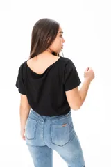 Remera negra de algodón y elastano, con escote redondo y corte crop con nudo en la cintura.