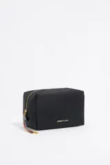 Neceser mediano de nylon color negro, con estructura blanda, cierre de cremallera dorada, tirador con pieza de piel, logo metálico dorado de Bimba y Lola, bolsillo interior y forro de poliéster con placa metálica logotipada.