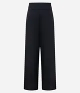 Pantalón de vestir marrón oscuro, modelo pantalona de sastrería, con cintura alta lisa y pliegues frontales.