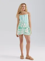 Blusa sin mangas blanca con rayas verticales verdes y tirantes finos.