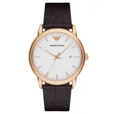 Reloj Emporio Armani modelo AR2502, con caja redonda de acero inoxidable con baño en oro rosa y esfera blanca mate con acabado sunray. Tiene agujas e índices en tono oro rosa y ventana de fecha a las 3. La correa es de cuero marrón oscuro con hebilla.