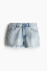 Short de jean celeste con lavado claro, tiro alto, cinco bolsillos y ruedo desflecado.