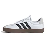 Championes Adidas VL Court 3.0 blancos con detalles en negro y suela marrón.