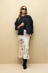 Falda midi de satén color blanco con estampado abstracto en tonos grises.