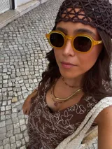 Gorro de malla tejido al crochet color negro, con lentejuelas plateadas.