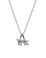 Collar con cadena de eslabones plateados y dos dijes colgantes de estrellas con diseño de rostro esbozado o 'sketchy'.