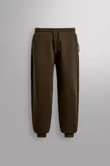 Pantalón jogger de entrenamiento, corte regular fit, color verde oliva oscuro. Confeccionado en tejido técnico compacto de algodón con elasticidad y efecto neopreno. Presenta cintura elástica ajustable con cordón blanco, bolsillos frontales y un bolsillo lateral con cierre de cremallera. El bajo termina en puño.