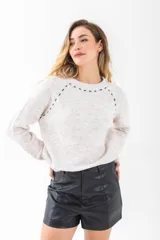 Sweater gris de punto con cuello redondo y mangas largas.