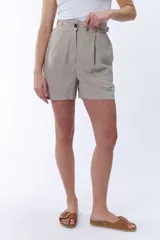 Bermuda color gris con pretina, cierre con botón y cinturón con hebilla.