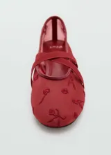 Zapato tipo bailarina color rojo con tejido de malla bordado con flores y tiras cruzadas.