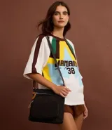 Cartera negra tipo postman con asa transversal de gross, cierre de cremallera, tiras de material sintético en el tirante y bolsillos delanteros.