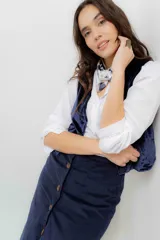 Chaleco de terciopelo azul con corte sastrero y botones al tono.