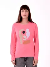 Remera de manga larga color rosa con estampado abstracto en el frente.