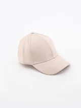 Gorra de béisbol color beige claro, confeccionada en cuero sintético.