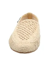 Mocasín de mujer elaborado con rafia natural, de color crudo.