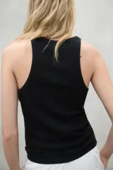 Musculosa azul de punto canalé con cuello redondo y sisas anchas.