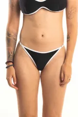 Bombacha less negra con tiras finas blancas.