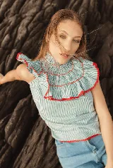 Camisa a rayas verticales blancas y verdes con cuello alto fruncido y volados con borde rojo en cuello, mangas y pecho.