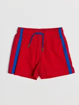 Short de baño rojo con cintura elástica, cordón de ajuste azul y una franja vertical azul en los laterales.