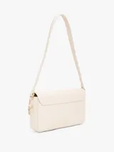 Cartera mensajera color crema con monograma TH dorado en el frente. Tiene asa superior, correa de textil trenzado ajustable y extraíble, cierre de solapa magnético, bolsillo interior con cremallera y monedero extraíble con cremallera.