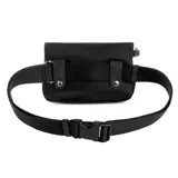 Bandolera negra con correa ancha de tela ajustable y hebilla de plástico. Tiene solapa con cierre magnético y placa metálica con el logo de Guess.
