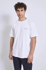 Remera blanca de algodón con cuello redondo y logo pequeño estampado en el pecho.