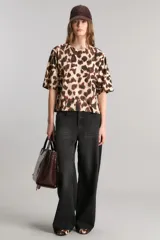 Remera de calce boxy con cuello redondo y manga corta, confeccionada en jersey 100% algodón con estampado animal print.