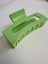Pinza de pelo color verde claro con forma rectangular.