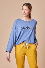 Buzo de algodón color celeste con texto "Weekend" estampado en el frente y mangas largas.