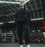 Pantalón de jogging gris melange, corte oversize, con cintura elástica ajustable con cordón y puños ajustados. Estampado en la pierna izquierda con la frase "Just Begin".