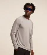 Remera deportiva gris de manga larga con tecnología Dry Fit y mangas raglán.