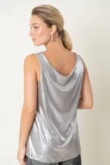 Musculosa laminada con cuello drapeado, de calce holgado y diseño versátil.