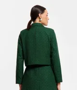 Blazer cropped de poliéster y viscosa con estampado de cuadros verdes y negros, cuello solapa, abotonado delantero, mangas largas y aplicación de strass.
