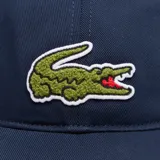 Gorra azul marino de algodón con visera curva y logo de Lacoste bordado en el frente.