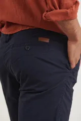 Bermuda de gabardina color marrón con bolsillos laterales y traseros.