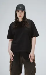 Bermuda cargo unisex con bolsillos laterales con tapa, corte oversize y proceso de desgaste. Confeccionada en rústico de algodón color negro con efecto degradado.