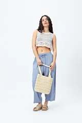 Pantalón tipo baggy de calce relajado, con cintura elástica y cordón ajustable. Confeccionado en una mezcla liviana de viscosa y lino, brinda frescura y movimiento natural. Los bolsillos laterales y traseros aportan practicidad, convirtiéndolo en un infaltable para looks de verano cómodos y con estilo.