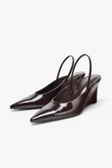 Zapato destalonado color marrón con tacón de cuña y punta fina.