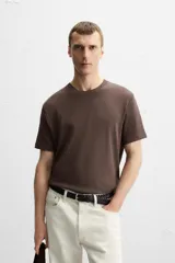 Camiseta marrón de punto de algodón, corte recto, cuello redondo y manga corta con terminaciones en rib.