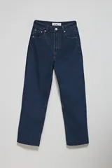 Pantalón de jean azul oscuro, de corte recto y tiro alto.
