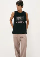 Musculosa celeste con estampa geométrica en el pecho.