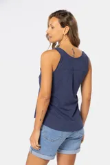 Musculosa negra con escote cuadrado, breteles anchos y bolsillo de parche en el pecho.